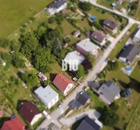 Eine Luftaufnahme eines Einfamilienhauses in Považská Bystrica, umgeben von Grünflächen und weiteren Häusern.