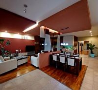 Wohnzimmer und Esszimmer in einem Einfamilienhaus mit Holzboden.