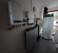 Technikraum in einem Einfamilienhaus mit Installation von Energiesystemen.