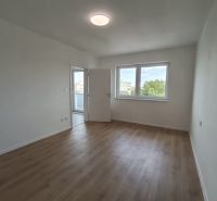 Helles Zimmer in einer 2-Zimmer-Wohnung mit Holzboden.