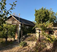 Eine Hütte in Banka, umgeben von üppigem Grün unter blauem Himmel.