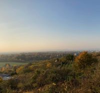 Panorama eines Herbstwaldes und Felder mit Blick auf die Stadt Banka.