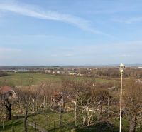 Der Ausblick von der Hütte bei Banka bietet Grünflächen und entfernte Felder.