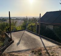 Blick von der Hütte in der Stadt Banka auf die umliegende Landschaft bei Sonnenuntergang.