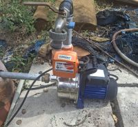 Wasserpumpe und Schlauch auf Gewerbegrundstücken in Holíč.