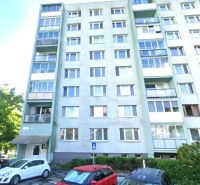 Wohnhaus in der Ostravská-Straße in Košice, Stadtteil Juh, mit Parkplatz.