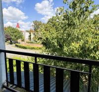 Blick vom Balkon eines Einfamilienhauses in Novosad in der Jarnej-Straße mit einem Boden im karierten Design.