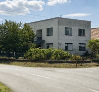 Einfamilienhaus in der Straße Jarná in der Stadt Novosad, umgeben von üppiger Vegetation.
