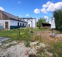 Einfamilienhaus in der Jarná-Straße in Novosad mit einem Rasen- und Betongarten.