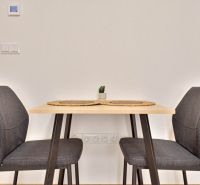 Essbereich mit einem Tisch und zwei Stühlen in einer Einzimmerwohnung.