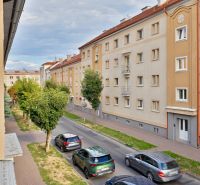 Študentská Straße in Zvolen mit Wohnhäusern und vorbeifahrenden Autos, geeignet für ein Einzimmerwohnung.