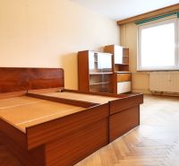 Schlafzimmer mit Holzmöbeldekor und Möbeln in einer 2-Zimmer-Wohnung.