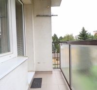 Balkon in der Tatranská-Straße in Považská Bystrica, Teil einer 2-Zimmer-Wohnung, Blick auf die Natur.