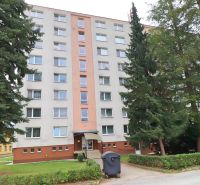 Wohnhaus in der Tatranská-Straße in Považská Bystrica, umgeben von Grünflächen und Bäumen.