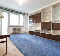 Helles Wohnzimmer mit großen Fenstern und einer Wandkombination in einer 2-Zimmer-Wohnung.
