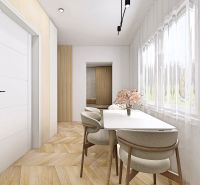 Essbereich in einer 2-Zimmer-Wohnung mit Holzboden und großen Fenstern.
