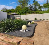 Der Garten bei den Erholungsgrundstücken in Záhorce in Selešťany mit Zierpflanzen und Blumenbeeten.