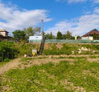 Grünflächen auf den Erholungsgrundstücken in Záhorce in der Straße Selešťany, mit Blick auf die Häuser.
