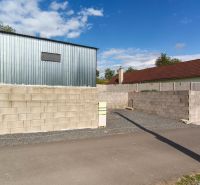 Blechbau und Blockmauer an der Straße zu den Erholungsgrundstücken in Záhorce, Selešťany.