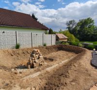 Ein Hof mit einer Ausgrabung und einem Stapel Ziegel auf den Erholungsgrundstücken in Selešťany in Záhorce.