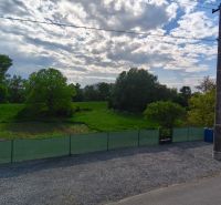 Gründstück mit Rasen, Umzäunung und Bäumen in der Erholungsanlage in Záhorce, Selešťany Straße.