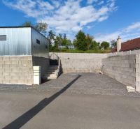Metallgarage und Betonmauern auf den Erholungsgrundstücken Selešťany in Záhorce.