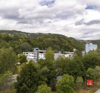 Blick auf das Grün und die Gebäude in Banská Bystrica in der Severná-Straße, umgeben von Hügeln.