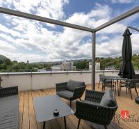 Terrasse mit Möbeln und Blick auf Banská Bystrica, Norden, aus einer 2-Zimmer-Wohnung.