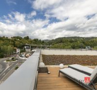 Dachterrasse mit Liegestühlen und Blick auf die Umgebung von Banská Bystrica in der Severná-Straße.
