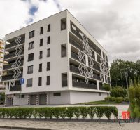 Das Gebäude in der Severna-Straße in Banská Bystrica mit Balkonen und Ziergittern.
