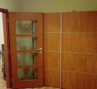 Türöffnung zur Küche, Boden mit Holzdekor, Eingang zu einer 3-Zimmer-Wohnung.