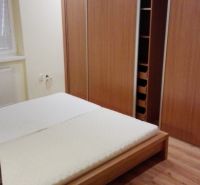 Schlafzimmer mit Holzboden und Einbauschrank in einer 3-Zimmer-Wohnung.