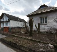 Ein Einfamilienhaus in der Tučekova-Straße in Veľký Krtíš, neben anderen Häusern.