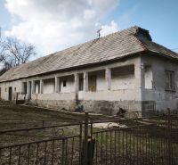 Ein Einfamilienhaus in der Tučekova-Straße in Veľký Krtíš mit einem alten Dach und einem Garten.