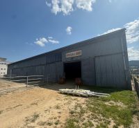 Gebäude in Hniezdne mit der Aufschrift 