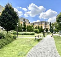 Wohnkomplex mit Park und Spielplatz an der Bajkalská in Bratislava, Ružinov, umgeben von Grünflächen.