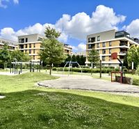 Ein modernes Wohnhauskomplex umgeben von einem Park an der Bajkalská in Bratislava - Ružinov.