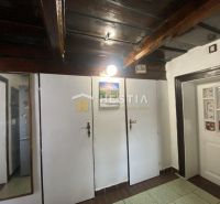 Der Flur eines Einfamilienhauses mit einer Holzverkleidung an der Decke und weißen Türen.