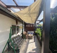 Die Terrasse des Einfamilienhauses in Borský Mikuláš mit Überdachung und Gartenschaukel.