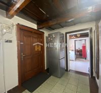 Interieur eines Einfamilienhauses mit Holzbalkendecke, Flur und Küche.