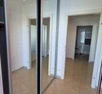 Einbauschrank mit Schiebetüren aus Spiegelglas in einer 3-Zimmer-Wohnung.