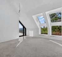 Dachgeschosszimmer mit großen Fenstern in einer Wohnung mit 5 oder mehr Zimmern, weiße Wandfarbe.