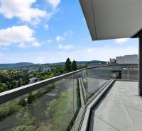Eine Terrasse mit Blick auf die Natur, befindet sich in Bratislava - Altstadt, Bartókova Straße.