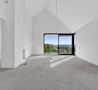 Ein geräumiges Wohnzimmer mit großen Fenstern in einer Wohnung mit 5 oder mehr Zimmern und Blick ins Grüne.
