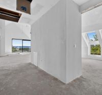 Ein geräumiges Interieur mit großen Fenstern in einer Wohnung mit 5 oder mehr Zimmern.
