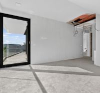 Ein Innenraum mit unfertigem Boden und Glastüren in einer Wohnung mit 5 oder mehr Zimmern.