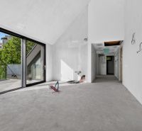 Unvollendetes Zimmer in einer Wohnung mit 5 oder mehr Zimmern mit großen Fenstern und Blick auf die Terrasse.