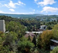 Blick auf bewaldete Gebiete und Gebäude in Bratislava - Staré Mesto von der Bartókova-Straße.