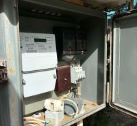 Elektrischer Verteilerkasten im Garten in Komárno mit einem Energieverbrauchszähler.