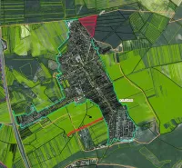 Luftaufnahme von landwirtschaftlichen und forstwirtschaftlichen Flächen in Závod mit befestigten Straßen.